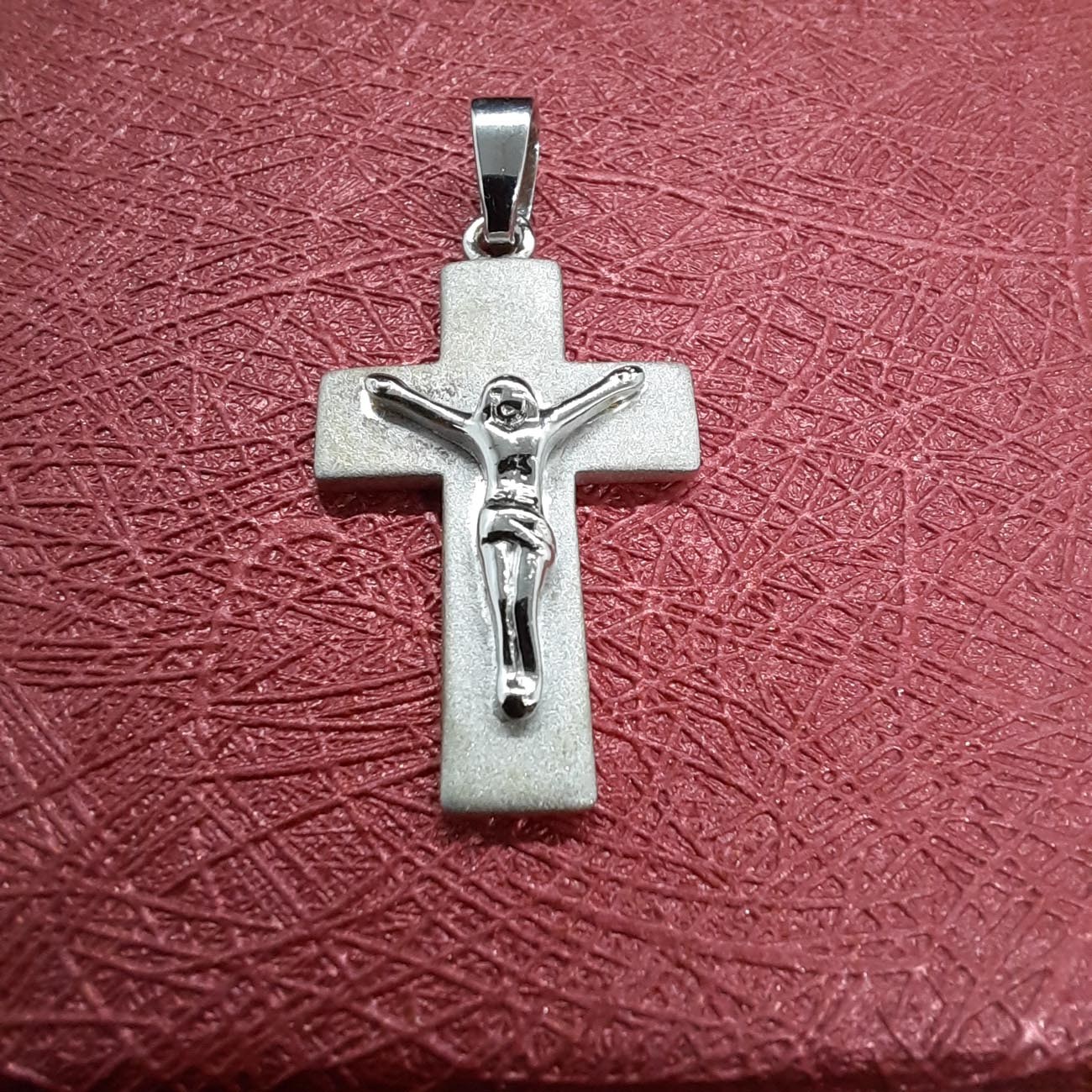 Ασημένιος μασίφ σταυρός με Εσταυρωμένο Ιησού