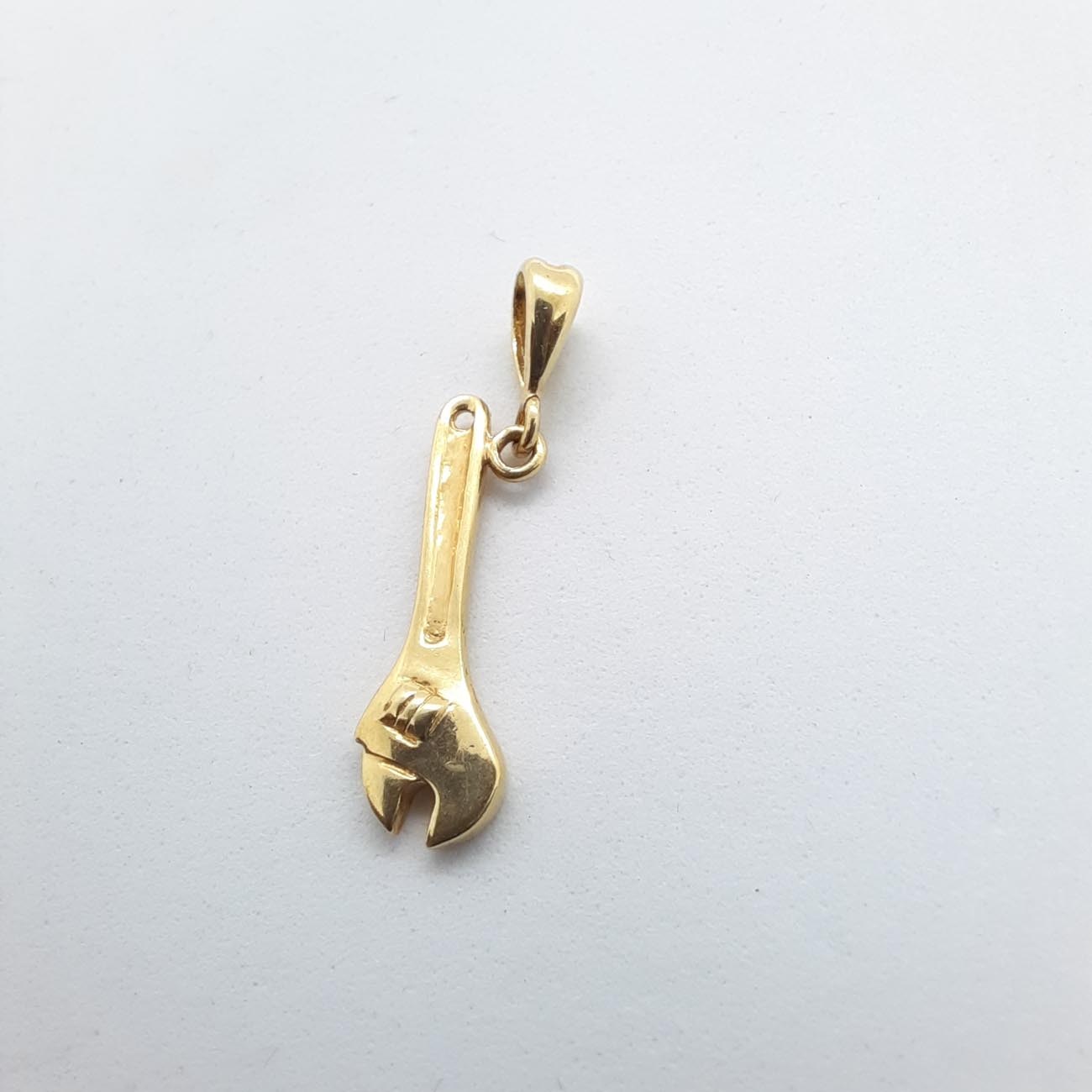 Χρυσό μενταγιόν Κ14 γαλλικό κλειδί
