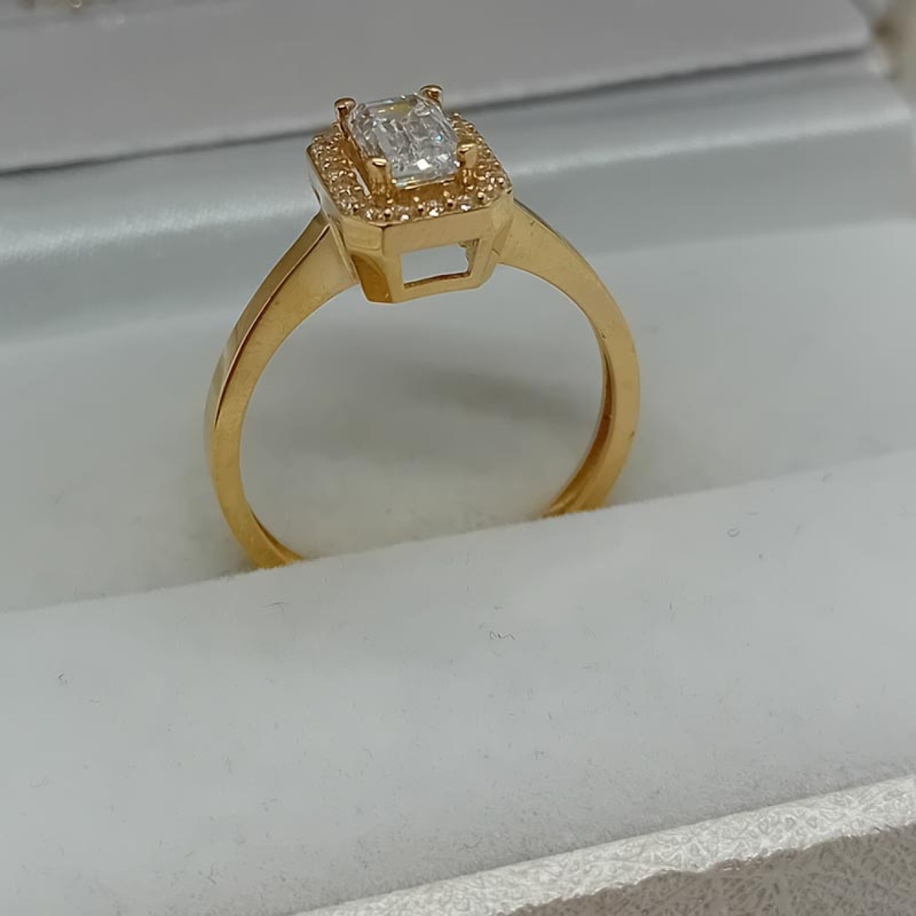 Μονόπετρο δαχτυλίδι χρυσό Κ14 ορθογώνιο ζιργκόν