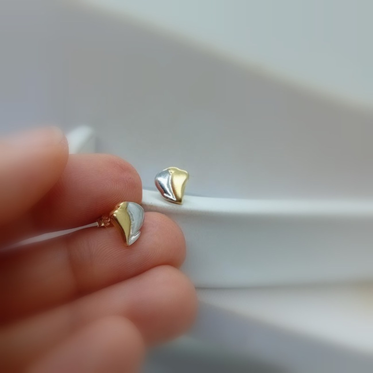 Σκουλαρίκια χρυσά-λευκόχρυσα Κ14 "ΑΓΑΠΗΣ ΕΝΩΣΗ"