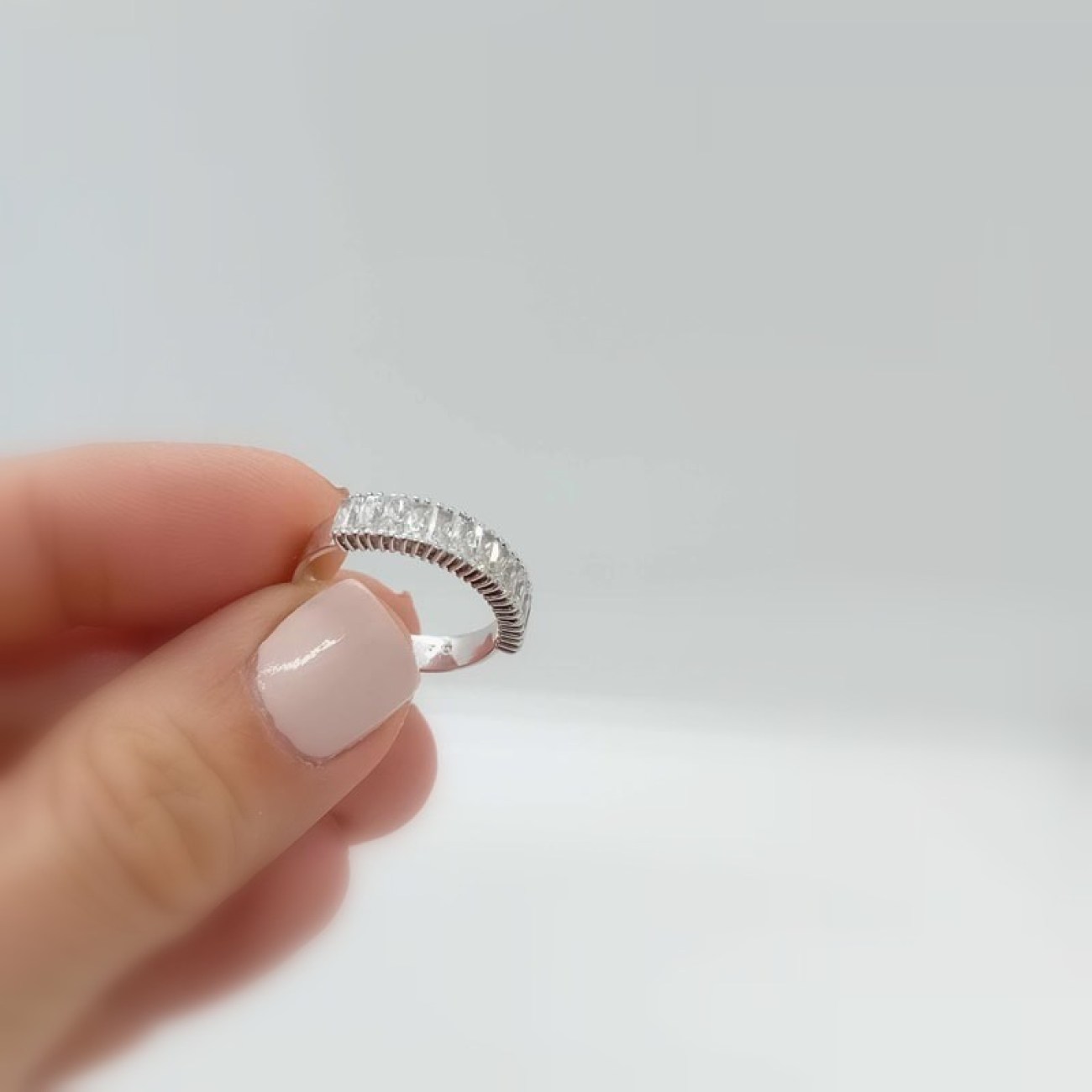 Λευκόχρυσο δαχτυλίδι "σειρέ" Κ14 λευκά ζιργκόν