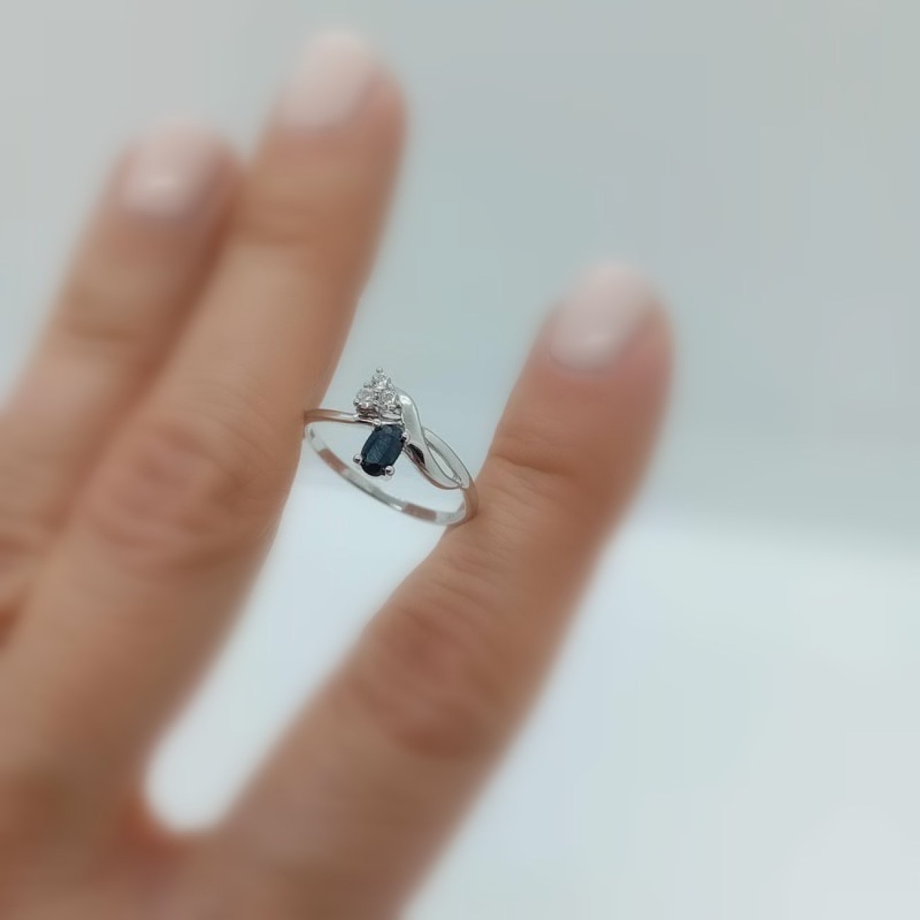 Λευκόχρυσο δαχτυλίδι μαύρος αχάτης & λευκό ζιργκόν