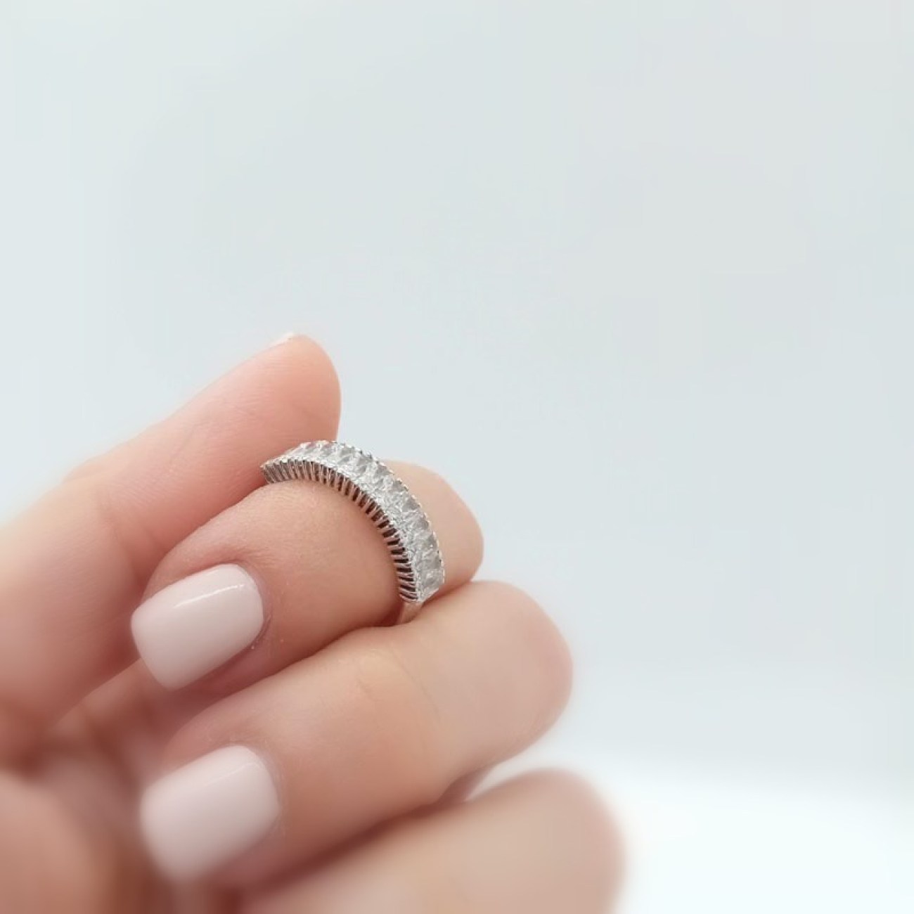 Λευκόχρυσο δαχτυλίδι "σειρέ" Κ14 λευκά ζιργκόν