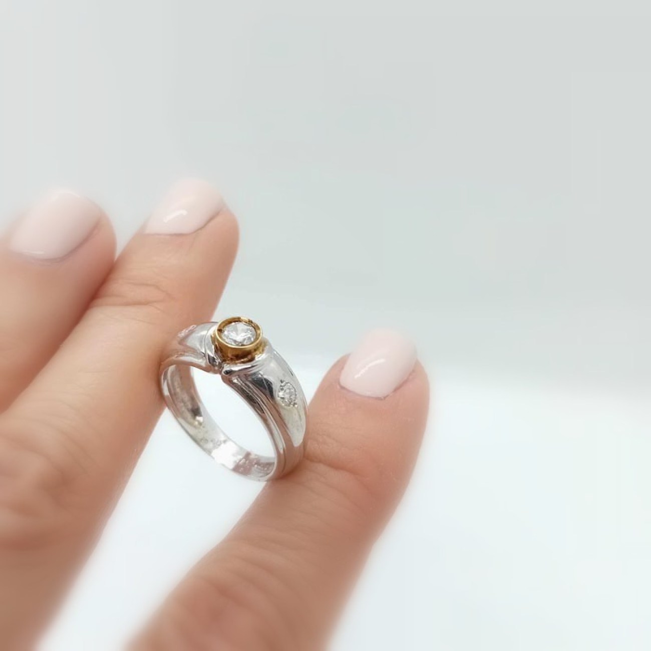 Αρχοντικό λευκόχρυσο δαχτυλίδι Κ14 με 3 ΖΙΡΓΚΟΝ