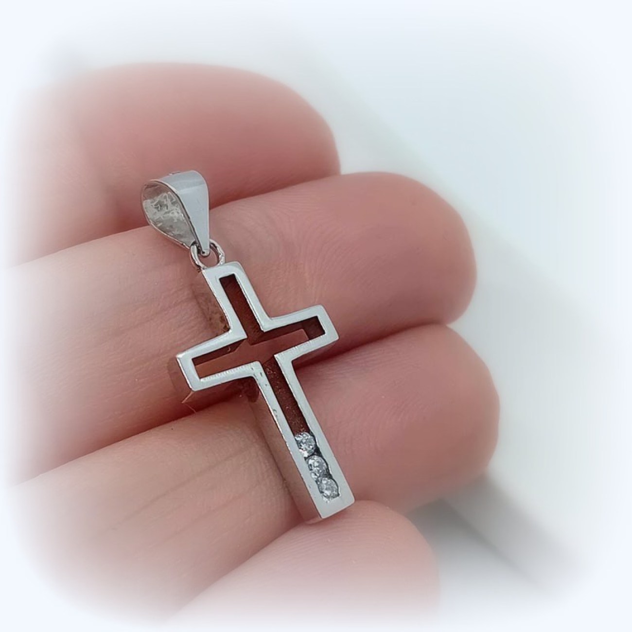 Ασημένιος σταυρός bella διάτρητος με 3 ζιργκόν