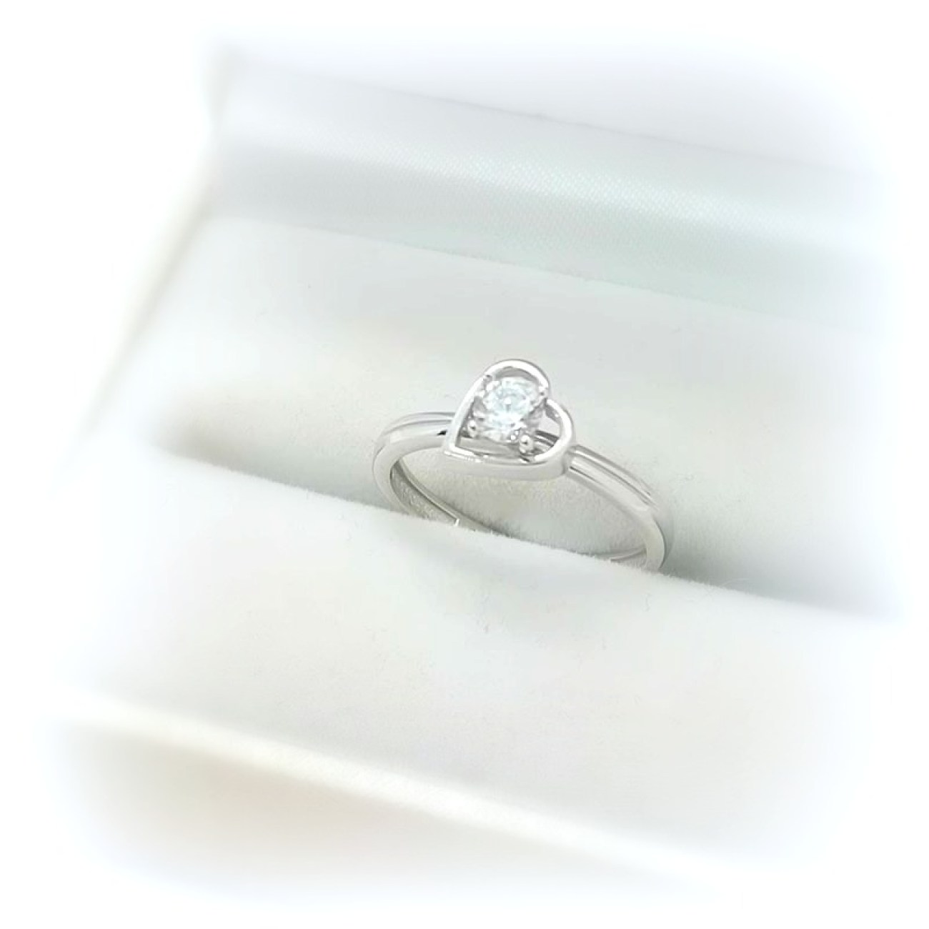 Λευκόχρυσο Δαχτυλίδι με καρδούλα και ζιργκόν.