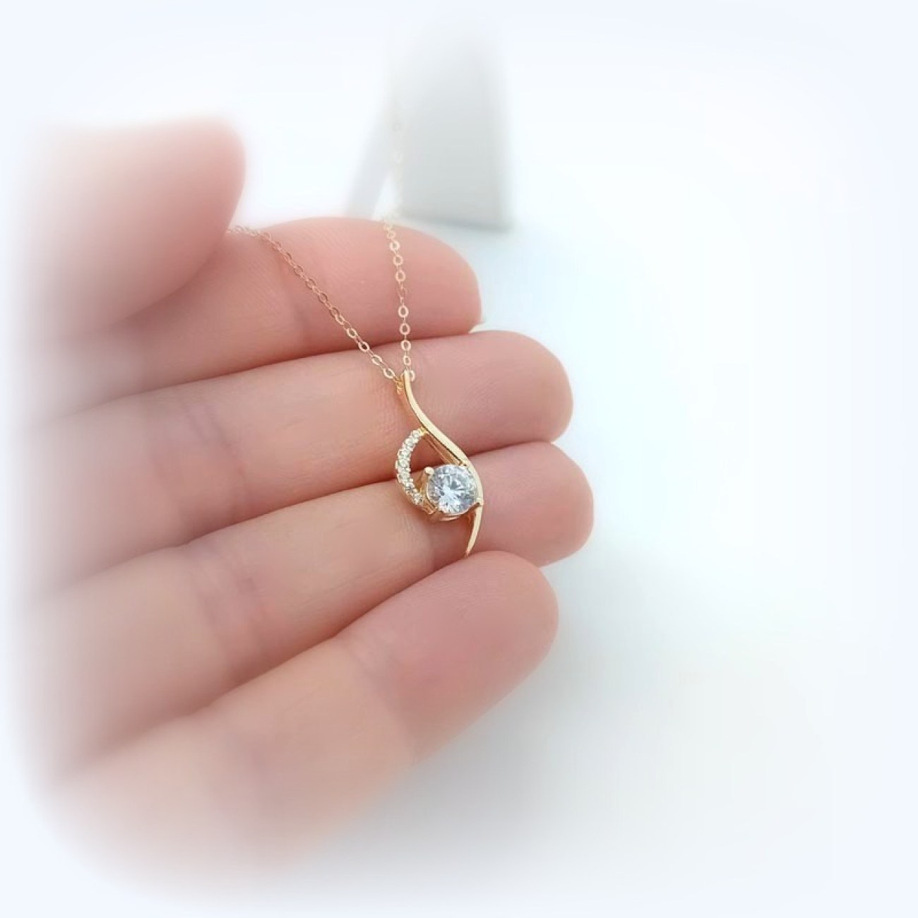 Κολιέ χρυσό με μεγάλο λευκό ζιργκόν