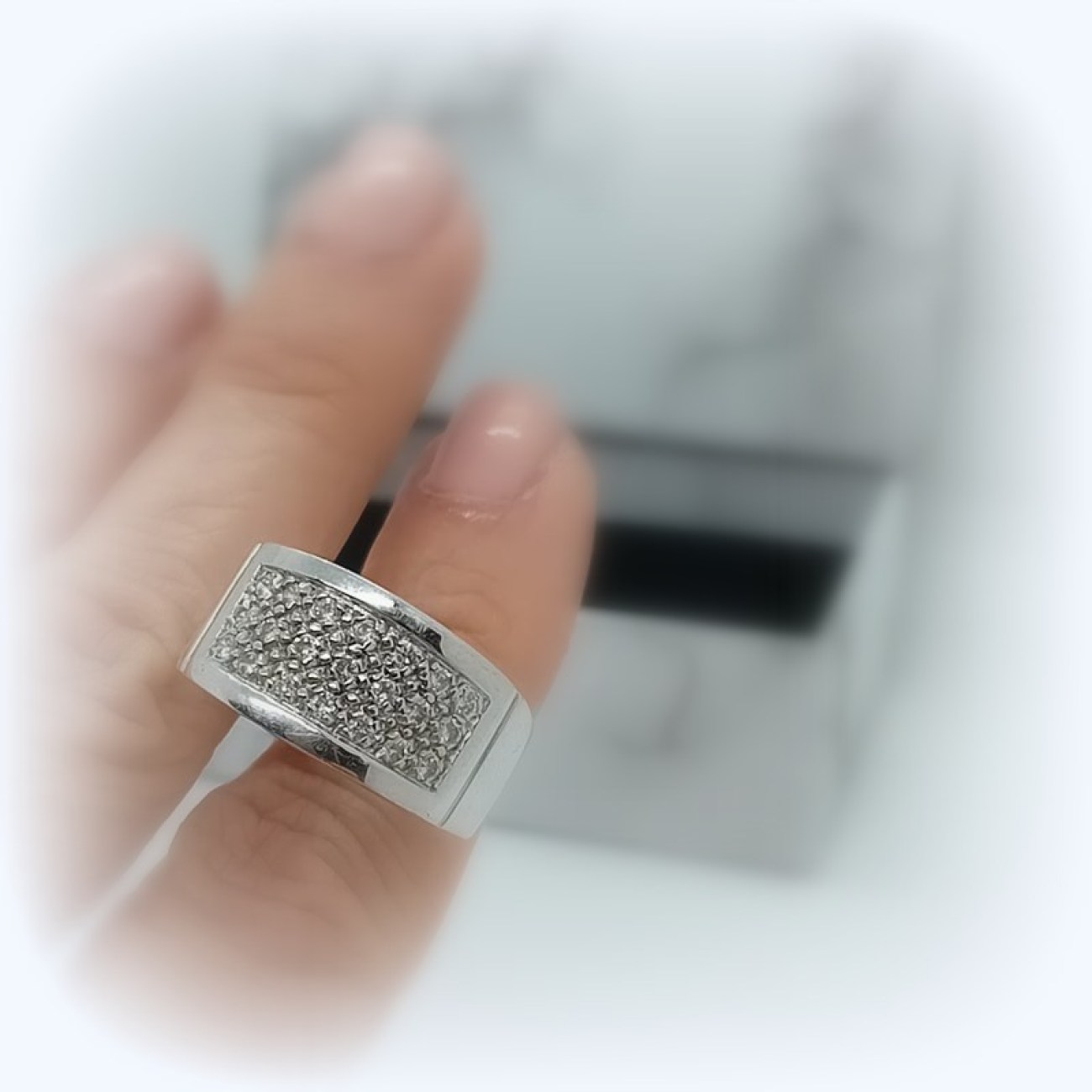 Λευκόχρυσο δαχτυλίδι Κ14 φαρδιά γραμμή με πολλά ζιργκόν