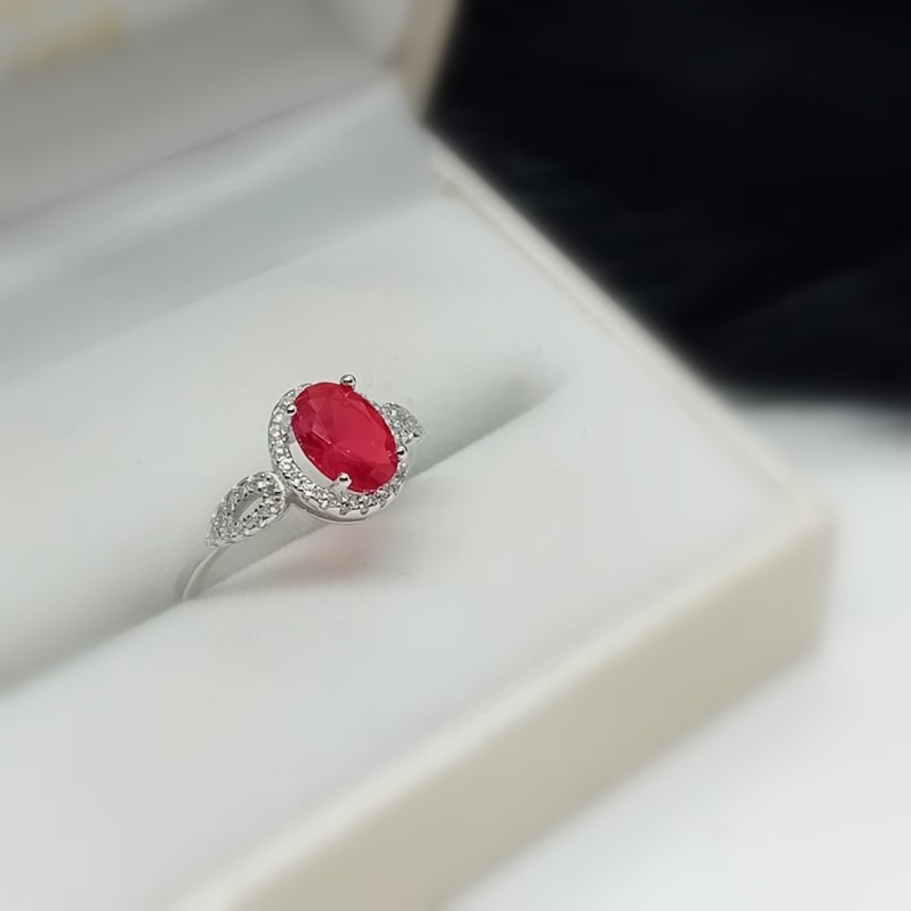 Ασημένιο δαχτυλίδι κόκκινη πέτρα ζιργκόν