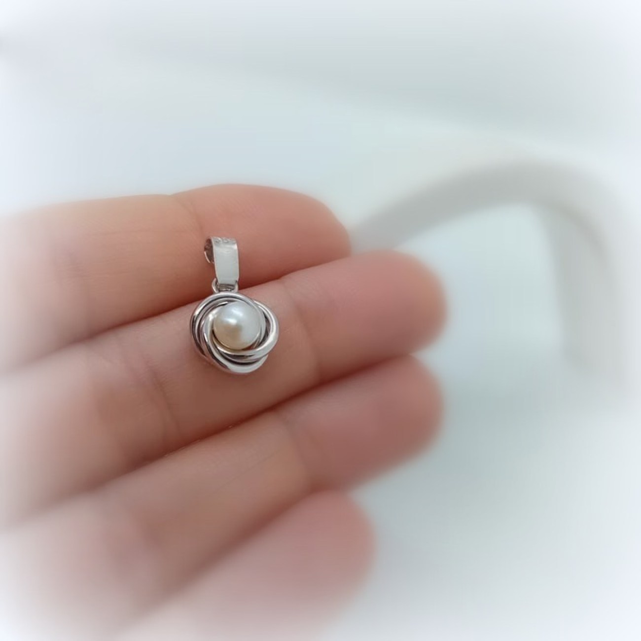 Λευκόχρυσο μενταγιόν "φωλιά" με μαργαριτάρι