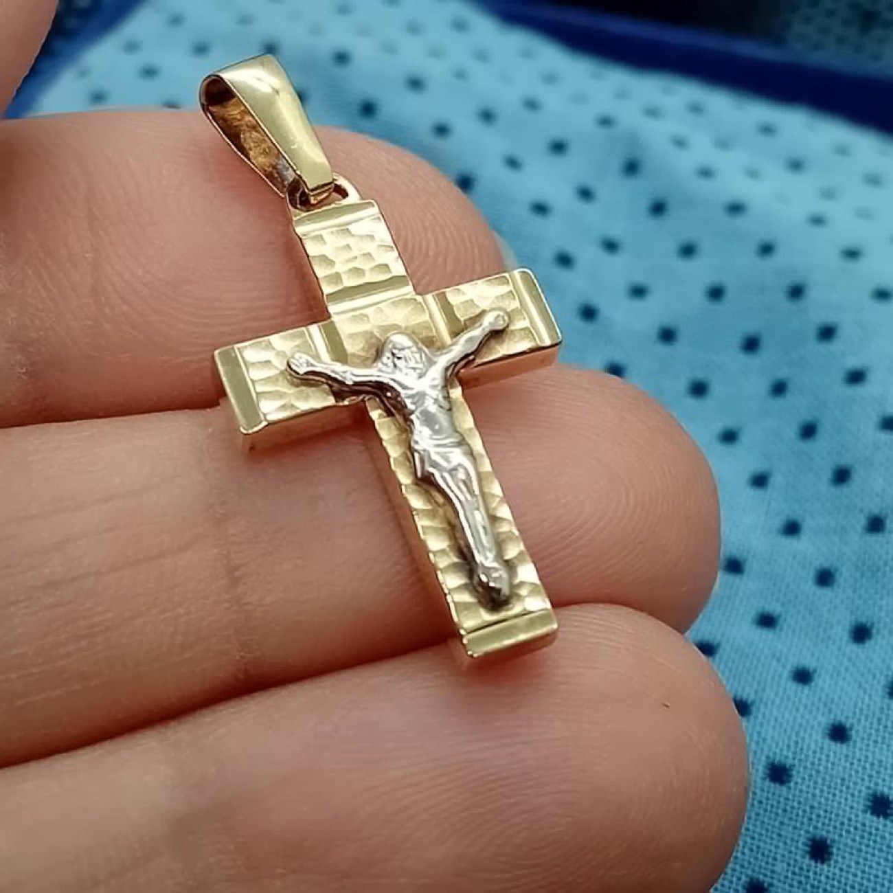 Χρυσός σταυρός Κ14 ΣΦΥΡΗΛΑΤΟΣ με ανάγλυφο ΕΣΤΑΥΡΩΜΕΝΟ