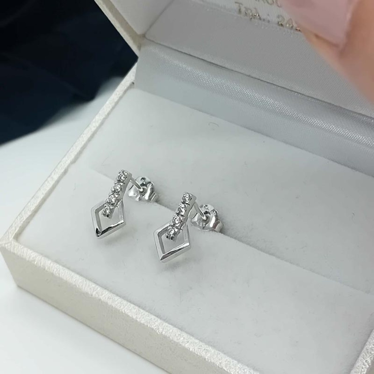Σκουλαρίκια λευκόχρυσα Κ14 κρεμαστοί ρόμβοι