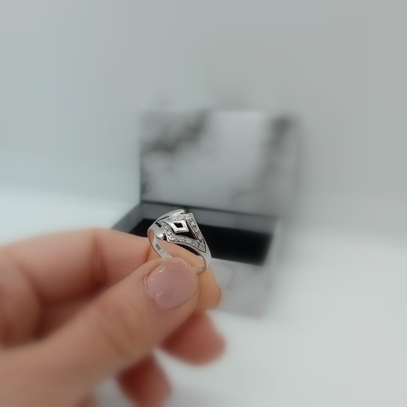 Λευκόχρυσο δαχτυλίδι Κ14 με ρόμβο από ζιργκόν