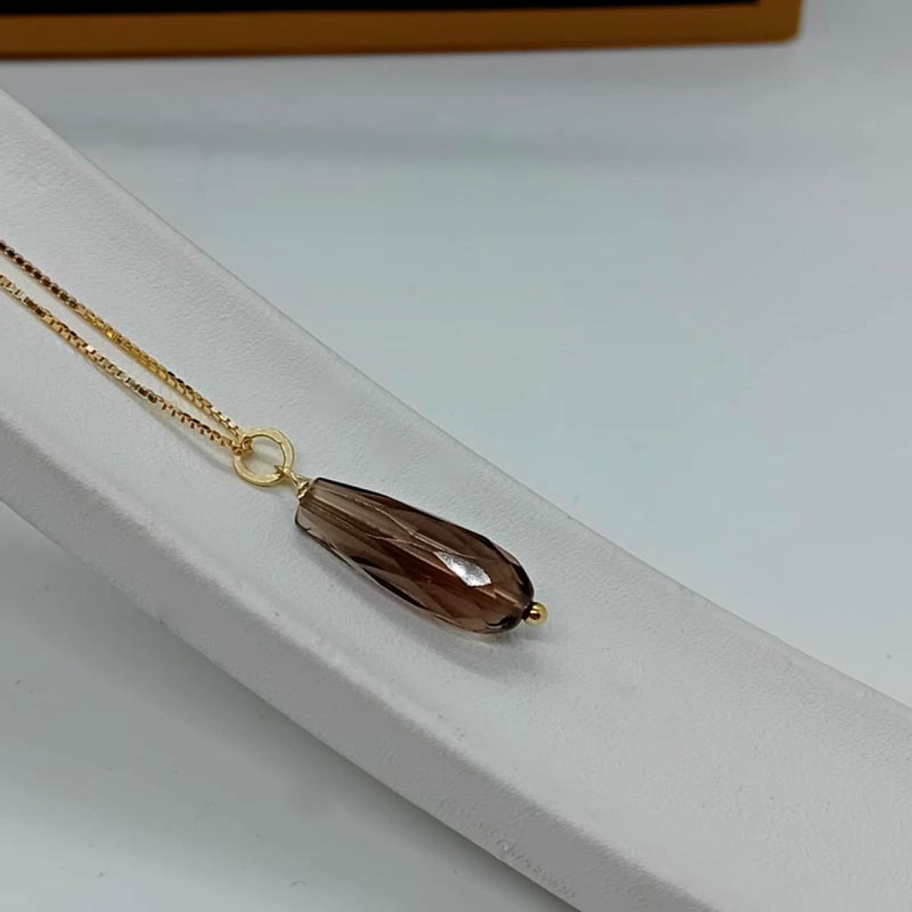 ΚΟΛΙΕ με μακρύ σκούρο ζιργκόν