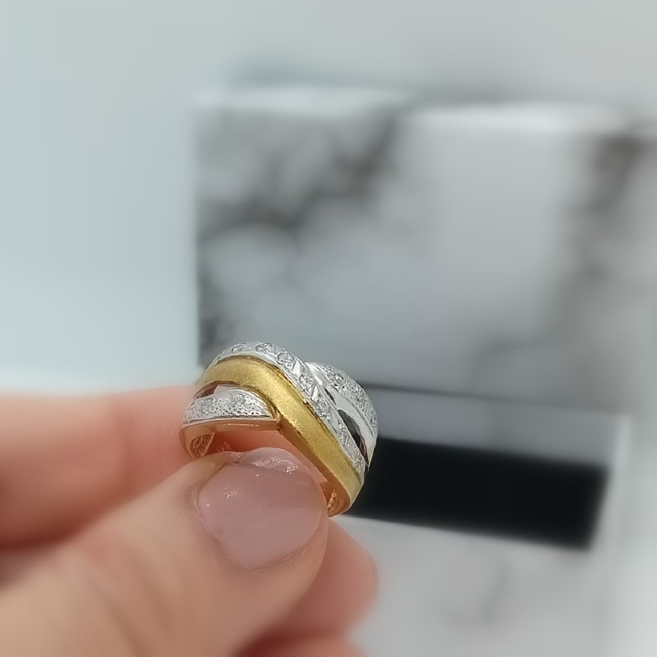 Χρυσό δαχτυλίδι Κ14 "άπειρο" σε φαρδιά γραμμή με ζιργκόν